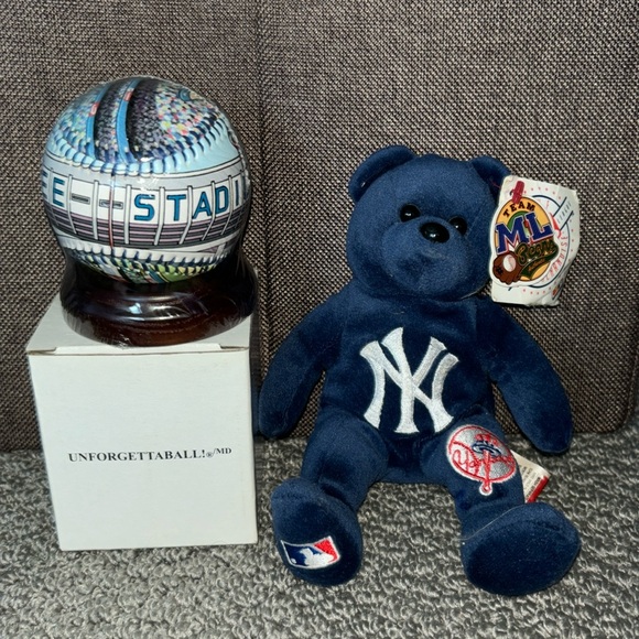 New York Yankees Stadium Ball and Bear - Picture 1 of 7